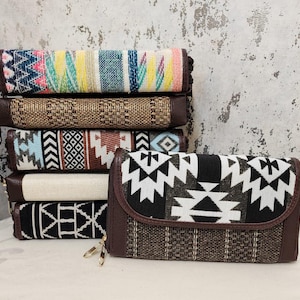Cartera tradicional de dos compartimentos: 20 x 13 cm, con múltiples ranuras para tarjetas, capacidad para dos teléfonos móviles, fabricada en India.
