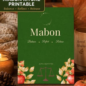 Op de afbeelding: Een groene print met het woord "Mabon" in een schreefletter, en de woorden "Balance, Reflect, Release" eronder. De bovenste banner luidt "Mabon Ritual Printable". Decoratieve elementen zijn appels, bladeren en een weegschaal illustratie. De achtergrond is een houten oppervlak met herfstbladeren.