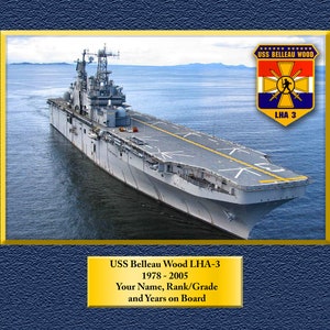 アメリカ軍下士官 船上で制服を着たハンサムな海軍水兵 1950 年代半ば