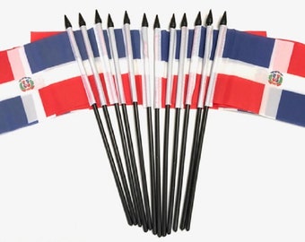 Paquete de 12 banderines miniatura de poliéster de República Dominicana para escritorio y mesa, 12 x 10 cm, 12 banderines pequeños de 10 x 15 cm para ondear a mano.