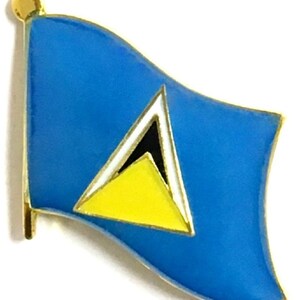 Op de afbeelding: Een blauwe emaille pin in de vorm van de vlag van Saint Lucia. De vlag heeft een gele driehoek over een zwarte driehoek, met een witte rand, op een blauwe achtergrond. De pin heeft een goudkleurige rand en een goudkleurige paal.