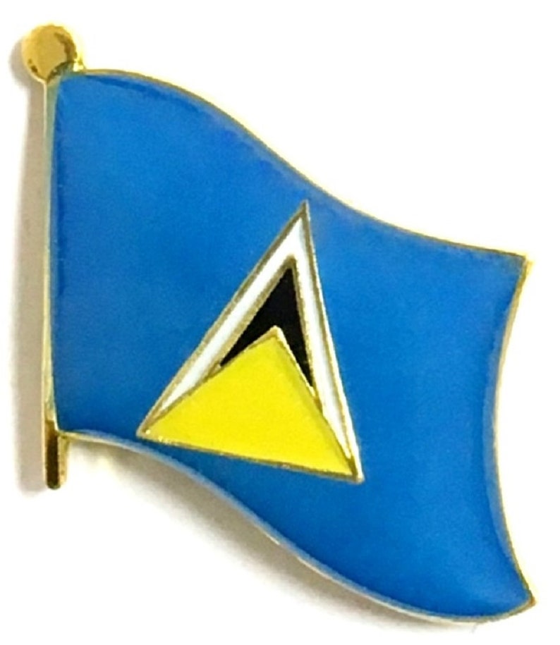 Op de afbeelding: Een blauwe emaille pin in de vorm van de vlag van Saint Lucia. De vlag heeft een gele driehoek over een zwarte driehoek, met een witte rand, op een blauwe achtergrond. De pin heeft een goudkleurige rand en een goudkleurige paal.