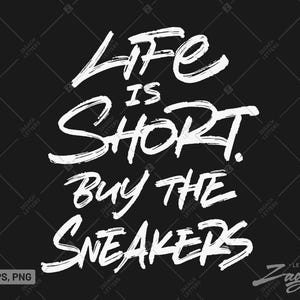 以下が含まれることがあります： 黒い背景に白い文字で「人生は短い。スニーカーを買え」と書かれています。文字は太字で筆文字風です。