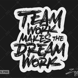 Puede incluir: Una pegatina en blanco y negro con el texto "TEAM WORK MAKES THE DREAM WORK" en un estilo de pincelada audaz. La pegatina tiene un borde blanco. Las palabras "SVG, EPS, PNG" están en la esquina inferior izquierda. La palabra "Zagach Letters" está en la esquina inferior derecha.