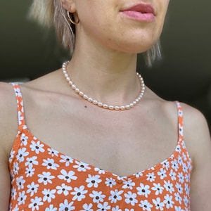 Short delicate pink pearl necklace, old necklace, 925 silver clasp, genuine jewellery, wedding jewellery