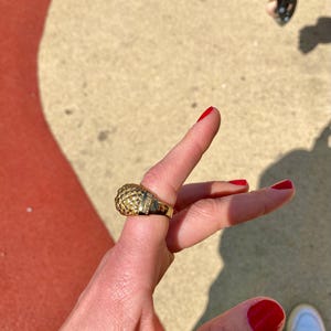 Anillo vintage Just Cavalli con pedrería, anillo de oro macizo, anillo unisex, anillo de cóctel, forma de piña, joyería opulenta.