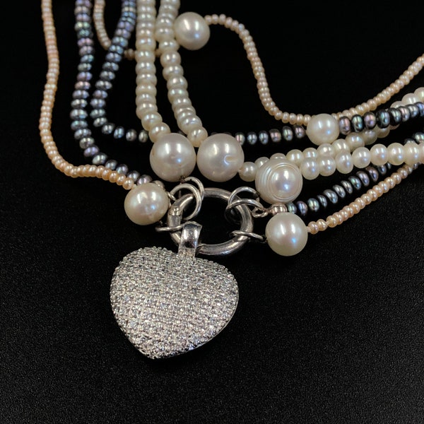 Thomas Sabo Collier de perles avec cœur, pendentif charme en sentier coeur de strass, long collier de perles à 3 rangées avec pendentif, cadeau d’anniversaire 45 pour femme