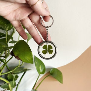 REAL FLOWER KEYCHAIN lucky keychain real pressed four leaf clover flower keychain image 1