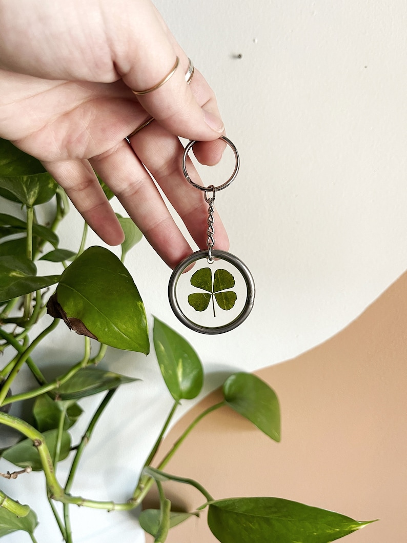 REAL FLOWER KEYCHAIN lucky keychain real pressed four leaf clover flower keychain image 1