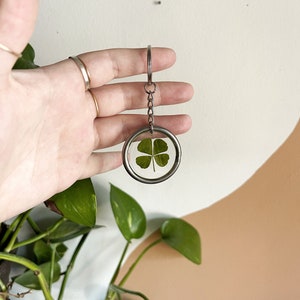 REAL FLOWER KEYCHAIN lucky keychain real pressed four leaf clover flower keychain image 2