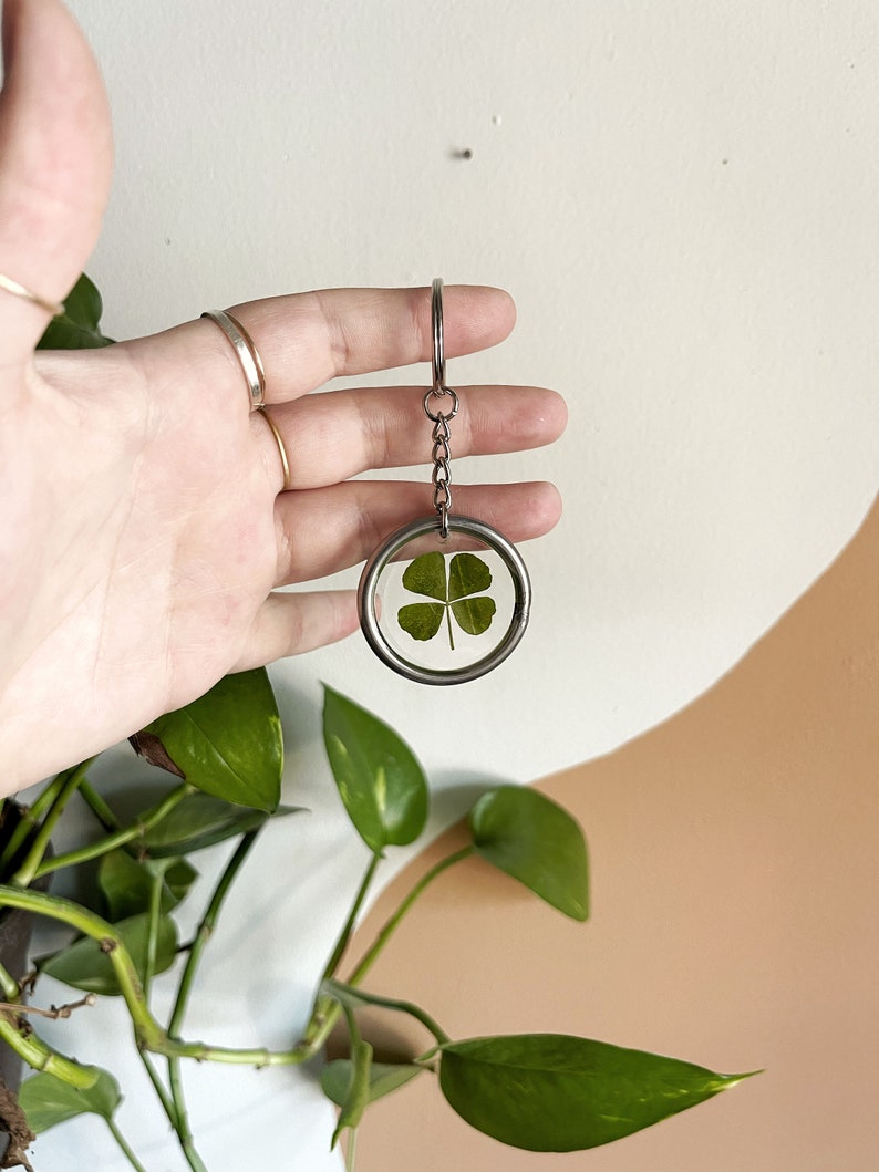REAL FLOWER KEYCHAIN lucky keychain real pressed four leaf clover flower keychain image 2