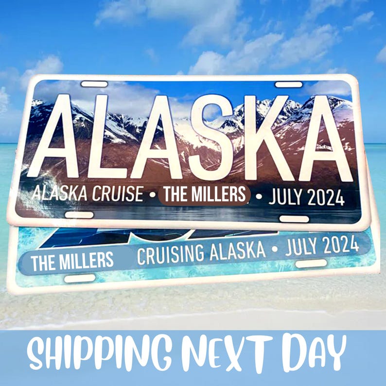 Peut inclure: Deux plaques d'immatriculation sur le th&egrave;me de l'Alaska. La plaque sup&eacute;rieure indique "ALASKA" avec une toile de fond de cha&icirc;ne de montagnes, "ALASKA CRUISE &bull; THE MILLERS &bull; JULY 2024". La plaque inf&eacute;rieure indique "THE MILLERS CRUISING ALASKA &bull; JULY 2024". Le fond est une sc&egrave;ne de plage.
