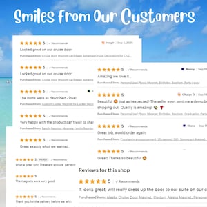 Peut inclure: L'image pr&eacute;sente des avis clients avec une note de cinq &eacute;toiles, soulignant les commentaires positifs. Le texte "Smiles from Our Customers" est en haut. Les avis mentionnent des magnets de porte de croisi&egrave;re et des magnets personnalis&eacute;s.