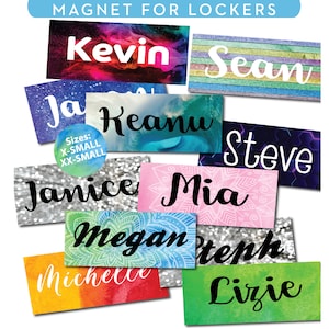 Puede incluir: Un conjunto de imanes para taquillas coloridos con nombres como Kevin, Sean, Keanu, Steve, Janice, Mia, Megan, Steph, Michelle y Lizie. Los imanes están decorados con varios patrones y texturas, incluyendo purpurina, rayas y diseños abstractos. El texto "Sizes: X-SMALL XX-SMALL" también es visible.