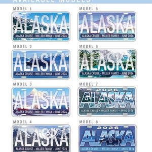 Peut inclure: Huit plaques d'immatriculation avec le mot "ALASKA" dans diff&eacute;rents styles. Chaque plaque comprend le texte "ALASKA CRUISE - MILLER FAMILY - JUNE 2026" ou "AVRIL 2026". Les plaques pr&eacute;sentent des arri&egrave;re-plans panoramiques.