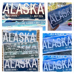 Peut inclure: Plaques d'immatriculation avec le mot "ALASKA" en blanc, avec des montagnes et de l'eau en arri&egrave;re-plan. Les plaques affichent &eacute;galement "ALASKA CRUISE" et des dates comme "JUILLET 2024" et "JUIN 2025".