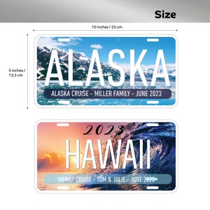 Peut inclure: Deux plaques d'immatriculation, chacune de 25 cm sur 12,5 cm. La plaque sup&eacute;rieure indique "ALASKA" sur une sc&egrave;ne de montagne et d'eau, avec "ALASKA CRUISE - MILLER FAMILY - JUNE 2023" en dessous. La plaque inf&eacute;rieure indique "HAWAII" sur une sc&egrave;ne de vagues, avec "HAWAII CRUISE - TOM & JULIE - JUNE 2023".