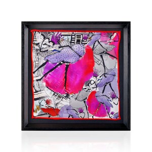 Può includere: Opera d'arte incorniciata con un design astratto. L'opera presenta una sciarpa di seta con figure in abiti a pois viola e accenti rosa brillante. La sciarpa è incorniciata in una cornice di legno nera con un bordo rosso.