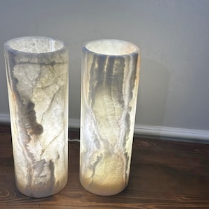 White cylindrical Onyx table lamp, 12&quot; - Beautiful natural veins