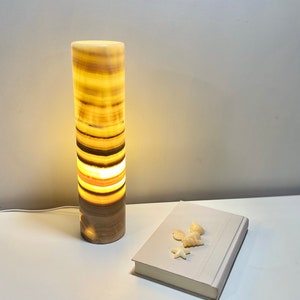Premium Honey Onyx table lamp with brown veins, 16&quot; - Beauty of natural stone