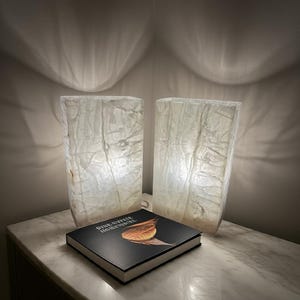 White Onyx table lamp - 14&quot; - Bold crystal veins