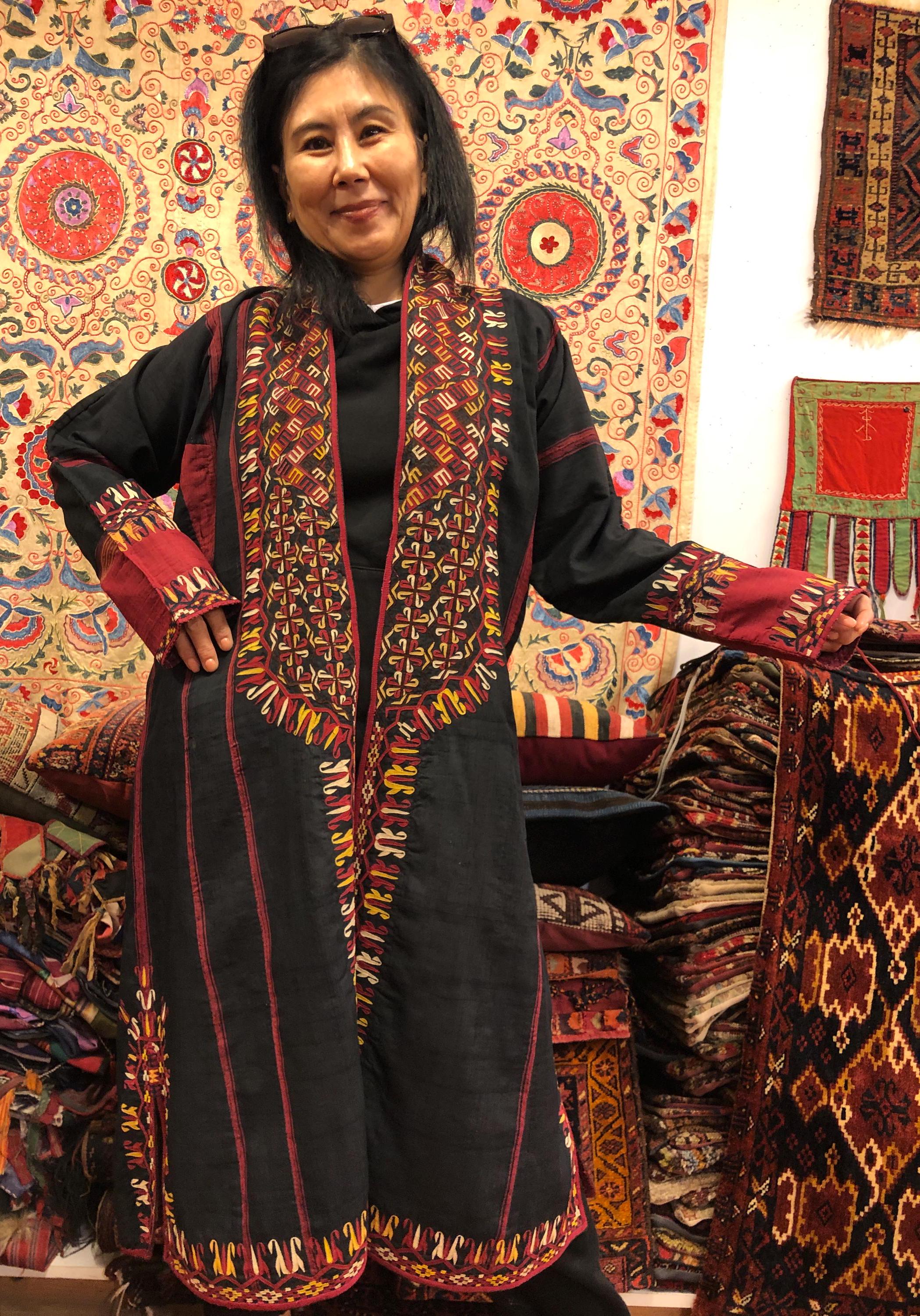 トルクメニスタンのアンティーク Antique Turkmenistan Traditional Black Kaftan Silk Embroidery