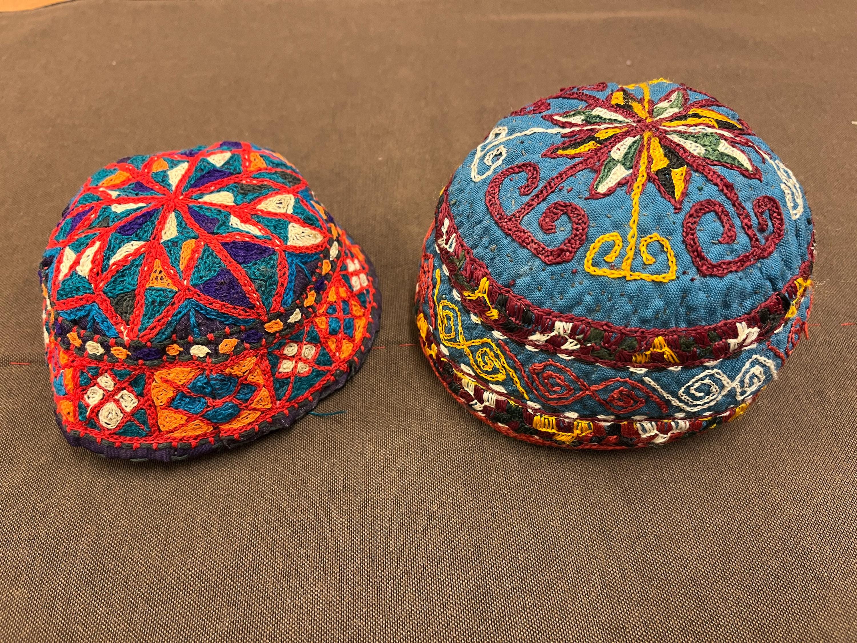 Vintage Central Asian Uzbekistan Silk Embroidery Tradition  display picture 2