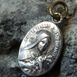 Vintage Religious Silvered Saint Therese Catholic Medal #153