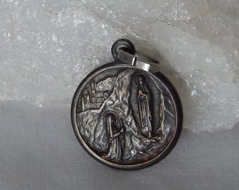 Medalla religiosa antigua de Lourdes