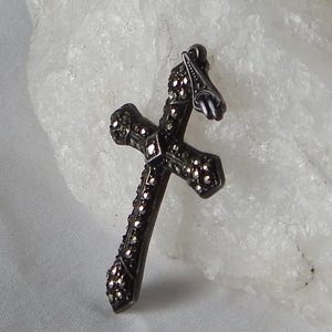 Medalla colgante de cruz de marcasita de plata esterlina JVC vintage de 1.4", piedras faltantes #94