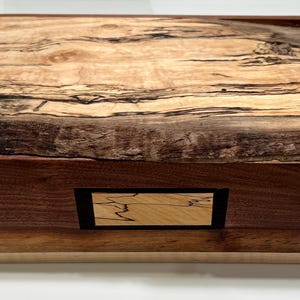 Wunderschöne, große handgefertigte Erinnerungsbox aus gestocktem Ahorn und schwarzer Walnuss