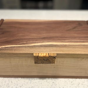 Handgefertigte Erinnerungsbox aus Holz mit Schwarznuss und Riegelahorn