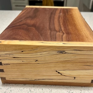 Handgearbeitete Erinnerungsbox aus gestocktem Ahorn und Nussbaum