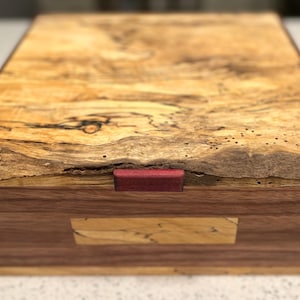 Wundervolle, sehr große handgefertigte Erinnerungsbox aus gestocktem Ahorn und Schwarznuss