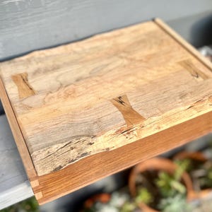 Handgefertigte Erinnerungsbox aus Vogelaugenahorn und recyceltem Segelboot-Teakholz.