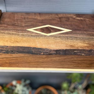 Handgemachte Erinnerungsbox aus Holz mit lebender Kante aus schwarzer Walnuss