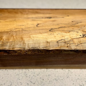 Grande scatola portaoggetti fatta a mano con bordo vivo in acero Birdseye e legno di noce nero: meravigliosa!