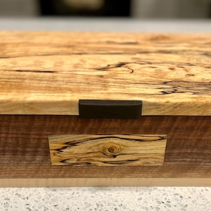 Atemberaubende, handgefertigte große Erinnerungsbox aus Holz mit Tuschelinie Ahorn und schwarze Walnuss