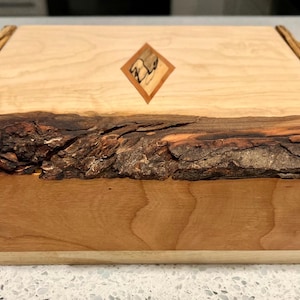 Wunderschöne handgefertigte Erinnerungsbox mit lebendigem Rand aus Ahorn- und Kirschholz