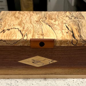 Wunderschöne große handgefertigte Erinnerungsbox aus gestocktem Ahorn und schwarzer Walnuss