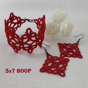 Op de afbeelding: Rode gehaakte armband en oorbellen set. De armband is gemaakt met een 5x7 cm ring en heeft een delicaat bloemenpatroon. De oorbellen zijn ook gemaakt met een bloemenpatroon.