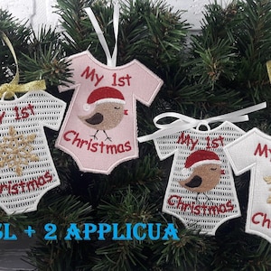 Pu&ograve; includere: Quattro decorazioni natalizie ricamate a forma di body per neonati. Due sono bianche con fiocchi di neve dorati e il testo "My 1st Christmas". Uno &egrave; rosa con un uccello rosso e il testo "My 1st Christmas". L'altro &egrave; bianco con un uccello rosso e il testo "My 1st Christmas".