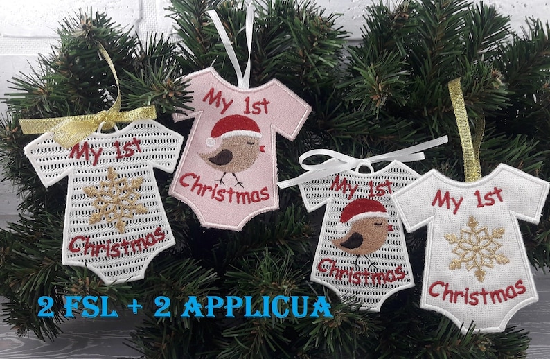Pu&ograve; includere: Quattro decorazioni natalizie ricamate a forma di body per neonati. Due sono bianche con fiocchi di neve dorati e il testo "My 1st Christmas". Uno &egrave; rosa con un uccello rosso e il testo "My 1st Christmas". L'altro &egrave; bianco con un uccello rosso e il testo "My 1st Christmas".