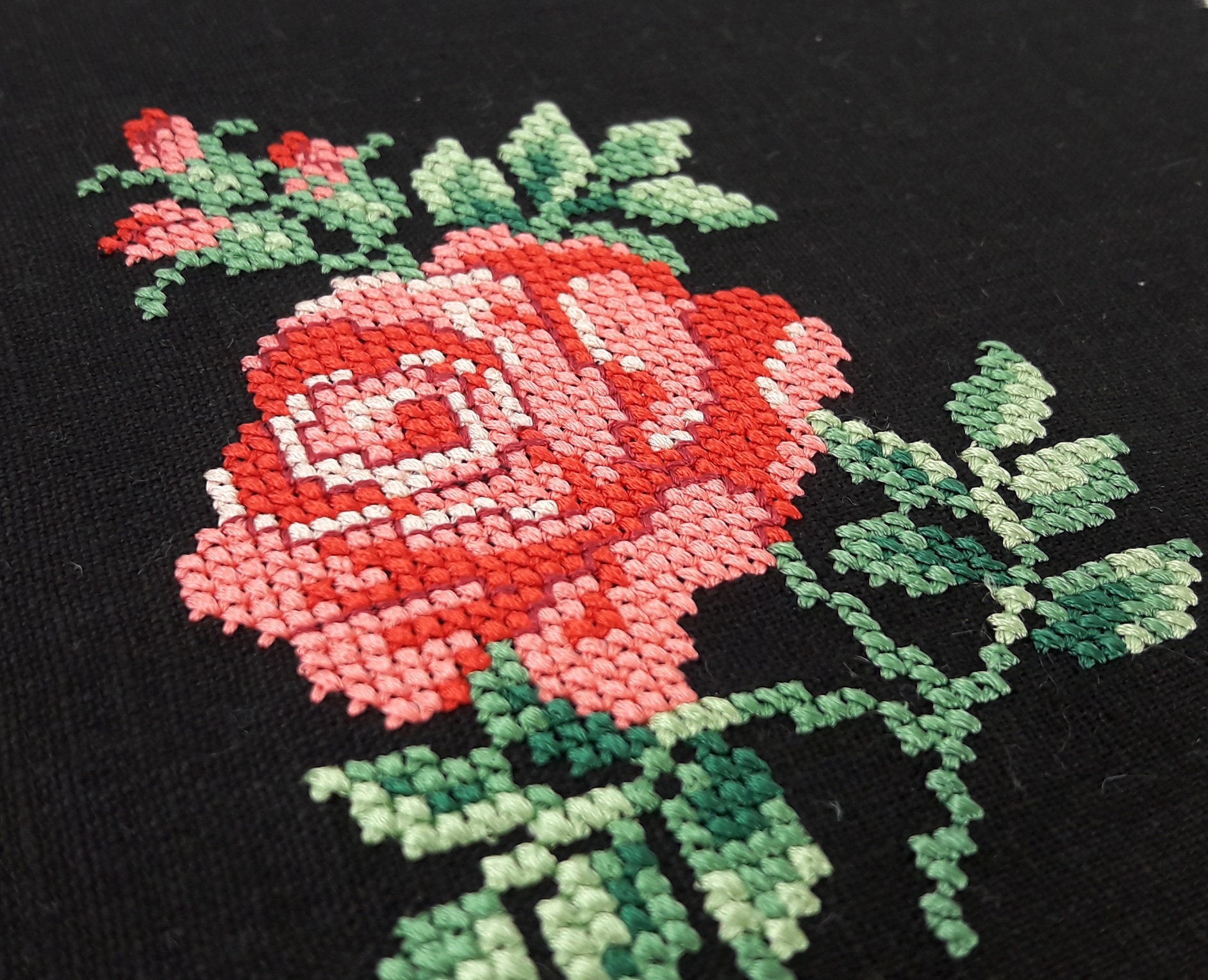 Rose Embroidery knit リウ　ブラック 1990's, Ramie/cotton Blend, Sweater in Black With Flowers in