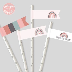 Könnte beinhalten: Vier rosa-weiße gestreifte Papierstrohhalme mit befestigten Fähnchen. Die Fähnchen haben ein Regenbogen-Design mit Herzen und den Text "Sophia's First Birthday".