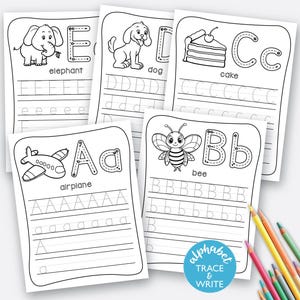 Puede incluir: Hojas de trabajo de trazado de alfabeto imprimibles en blanco y negro para niños. Cada página presenta una letra del alfabeto, una imagen de un objeto que comienza con esa letra y líneas para trazar la letra. Las palabras "alphabet trace & write" están en la parte inferior de la página.