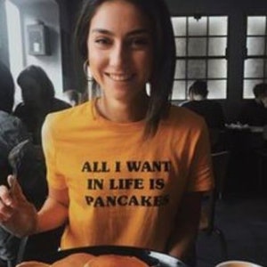 Tout ce que je veux dans la vie est de crêpes T-shirt - petit déjeuner amoureux cadeau - manches courtes T-Shirt unisexe