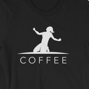 Może przedstawiać: Czarny T-shirt z białą sylwetką osoby świętującej z napisem "COFFEE" pod spodem.