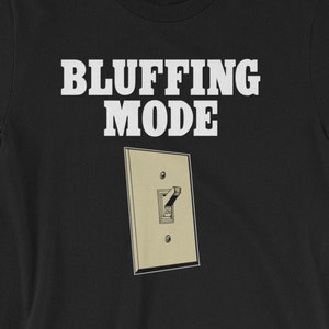 Camiseta de poker divertida - Modo Bluffing Activado / Activado - Regalo impresionante para Texas Hold Em Lover - Camiseta de la Noche de Póquer - Camiseta Unisex de Manga Corta