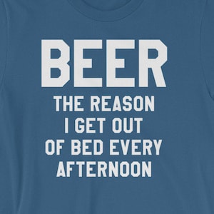 Lustige Bier Shirt - Bier der Grund bekomme ich von Bett jeden Nachmittag - Super Geschenk für Biertrinker Bierliebhaber - Kurzarm-Unisex T-Shirt